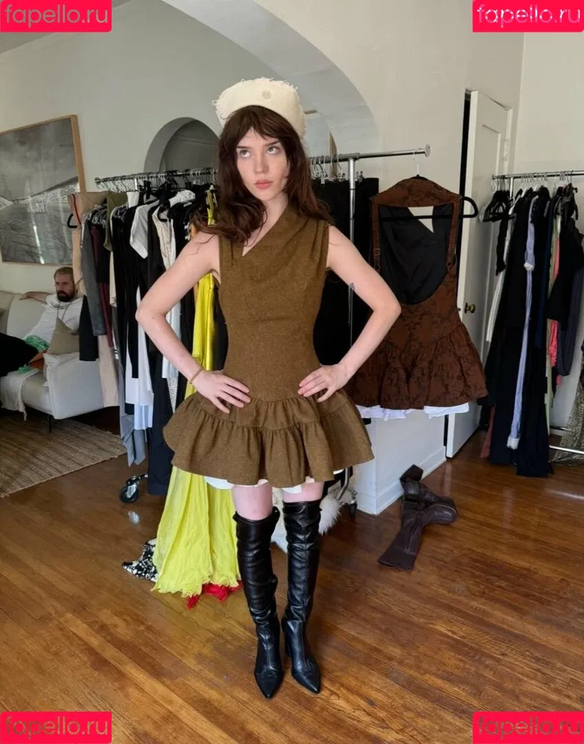 Sophie Thatcher / soapy.t / sophie_thatcher Onlyfans Photo Gallery 