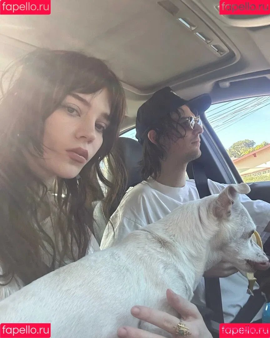 Sophie Thatcher / soapy.t / sophie_thatcher Onlyfans Photo Gallery 