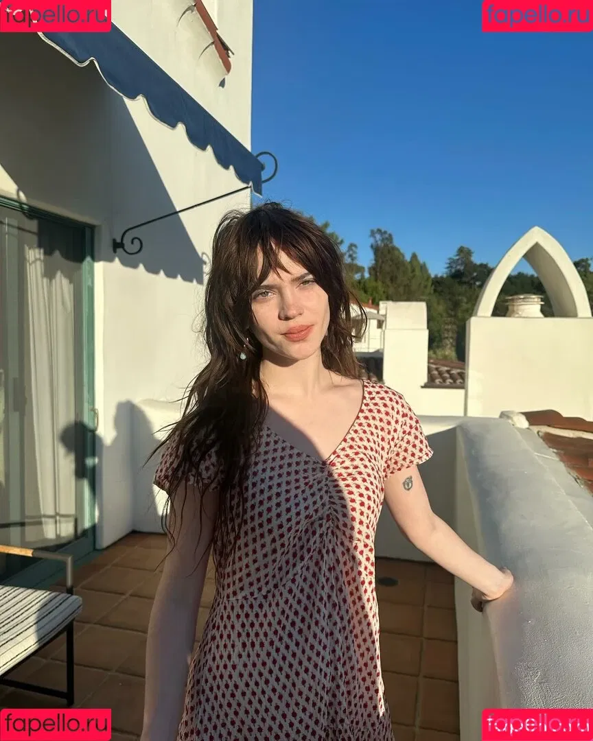 Sophie Thatcher / soapy.t / sophie_thatcher Onlyfans Photo Gallery 