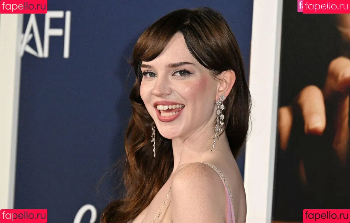 Sophie Thatcher / soapy.t / sophie_thatcher Onlyfans Photo Gallery 