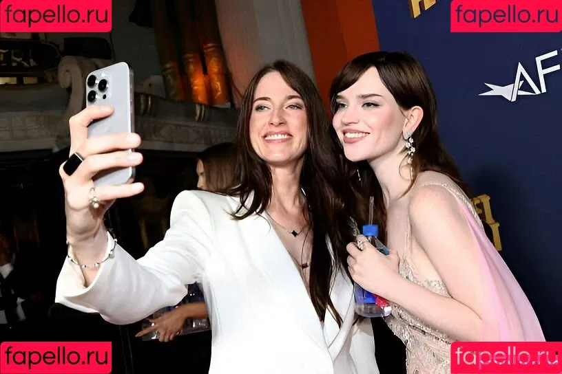 Sophie Thatcher / soapy.t / sophie_thatcher Onlyfans Photo Gallery 