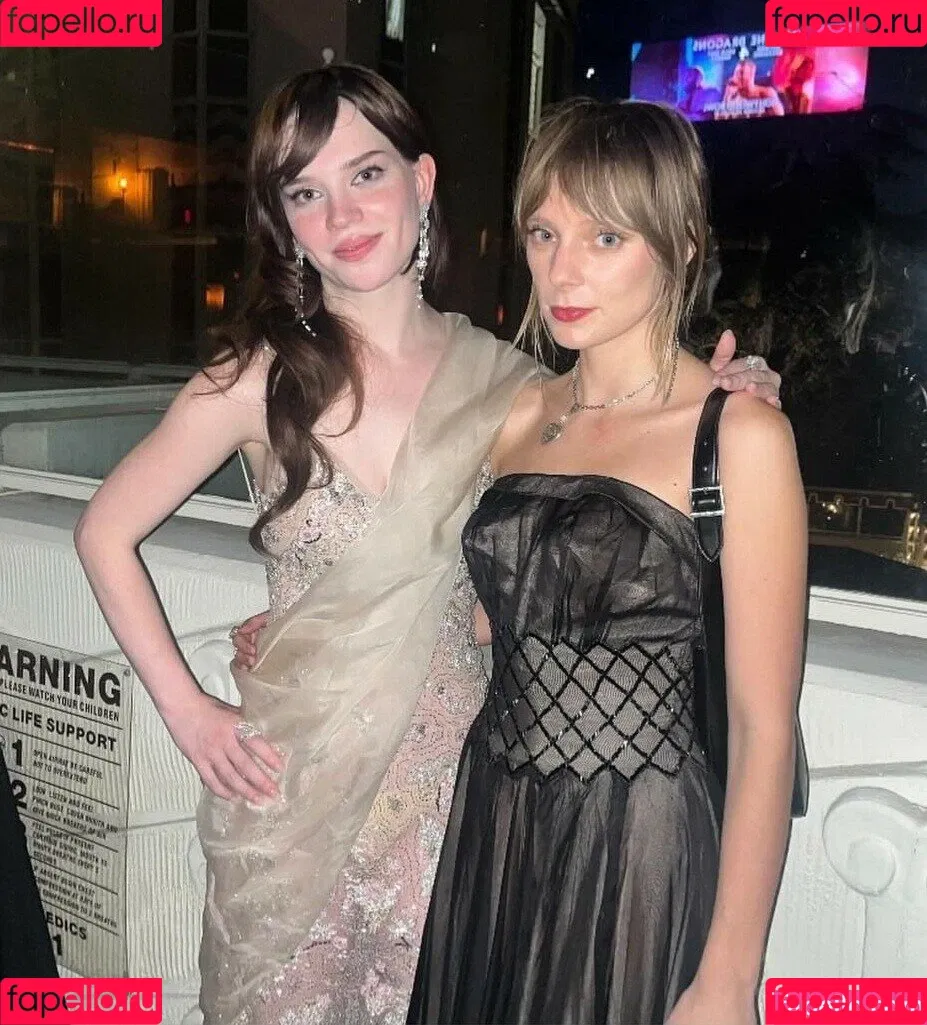 Sophie Thatcher / soapy.t / sophie_thatcher Onlyfans Photo Gallery 