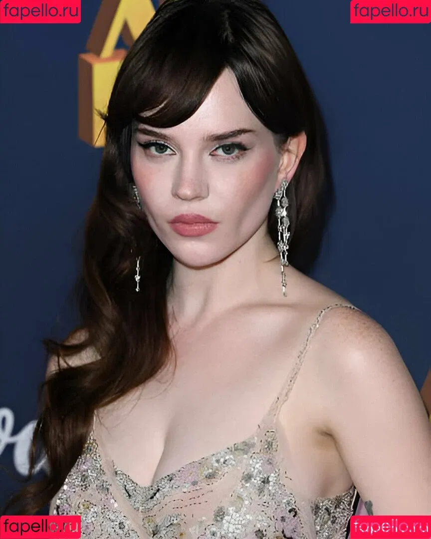 Sophie Thatcher / soapy.t / sophie_thatcher Onlyfans Photo Gallery 