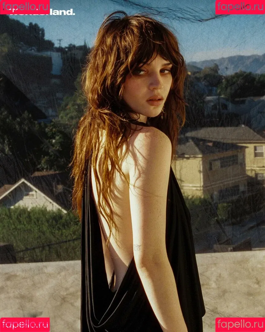 Sophie Thatcher / soapy.t / sophie_thatcher Onlyfans Photo Gallery 