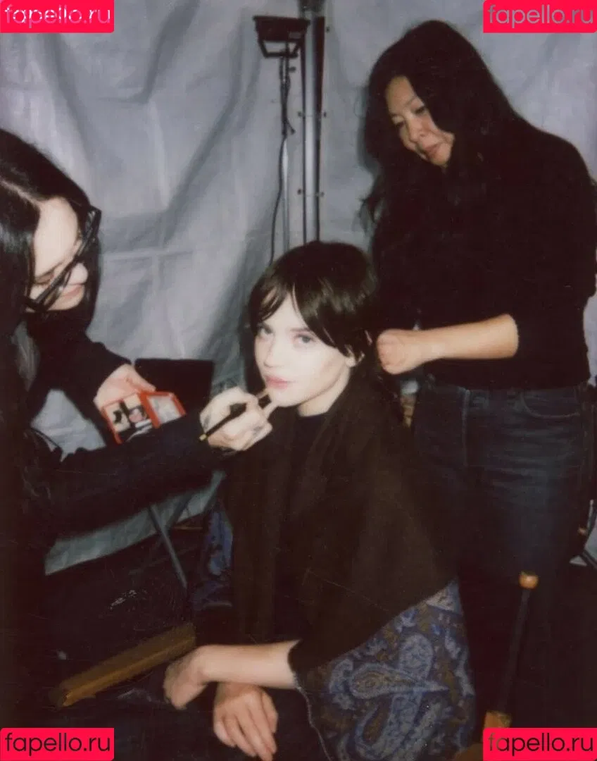 Sophie Thatcher / soapy.t / sophie_thatcher Onlyfans Photo Gallery 