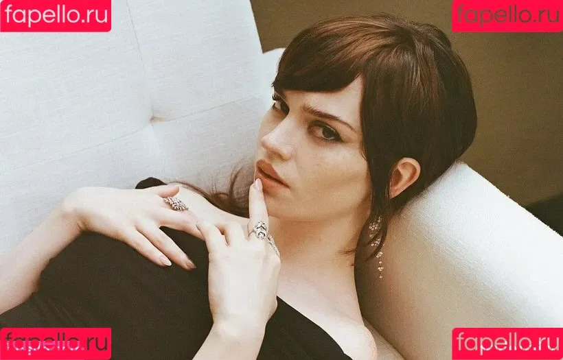 Sophie Thatcher / soapy.t / sophie_thatcher Onlyfans Photo Gallery 