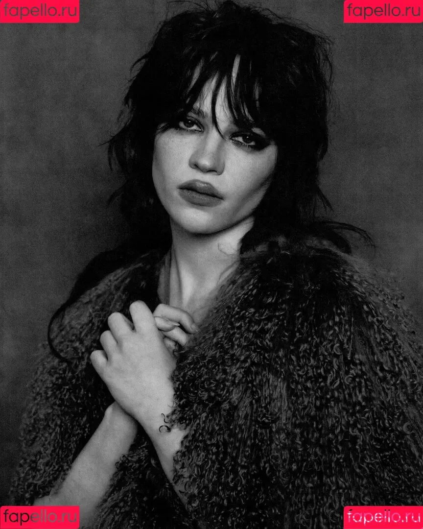 Sophie Thatcher / soapy.t / sophie_thatcher Onlyfans Photo Gallery 