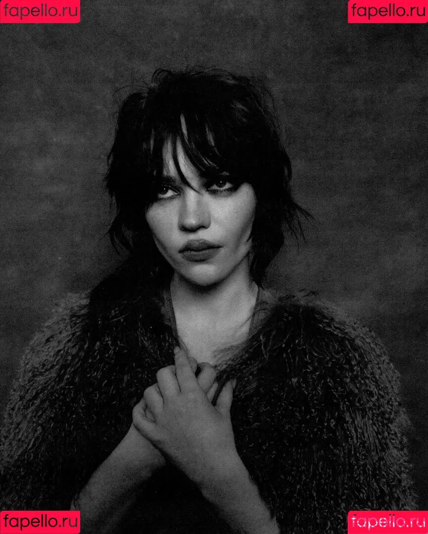 Sophie Thatcher / soapy.t / sophie_thatcher Onlyfans Photo Gallery 