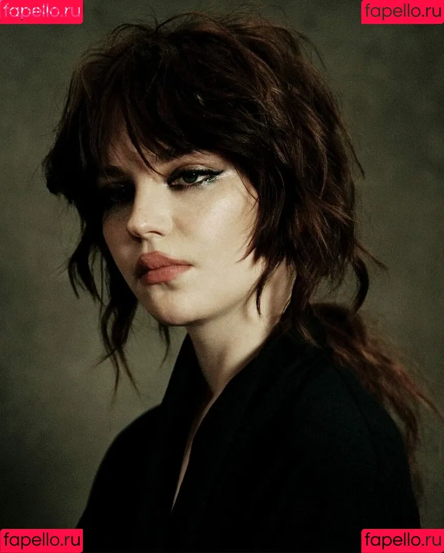 Sophie Thatcher / soapy.t / sophie_thatcher Onlyfans Photo Gallery 