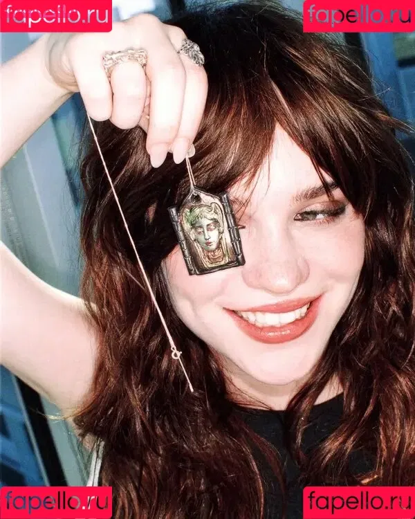 Sophie Thatcher / soapy.t / sophie_thatcher Onlyfans Photo Gallery 