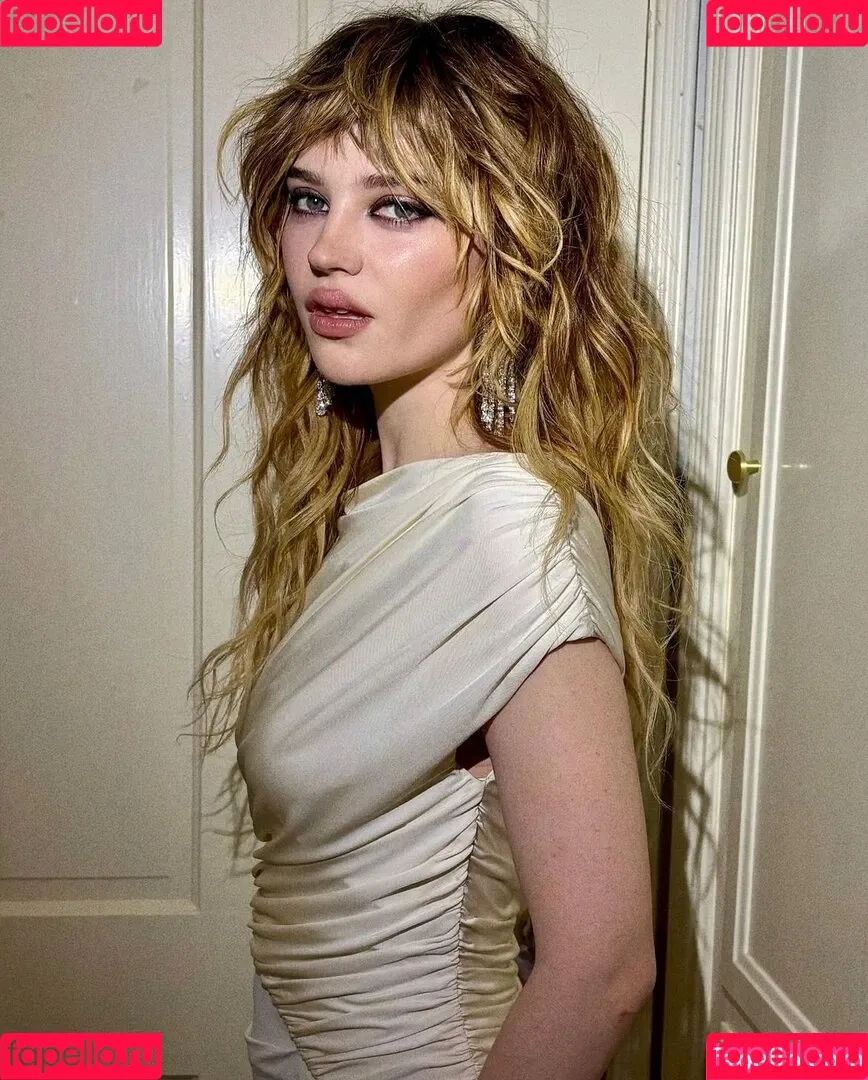 Sophie Thatcher / soapy.t / sophie_thatcher Onlyfans Photo Gallery 