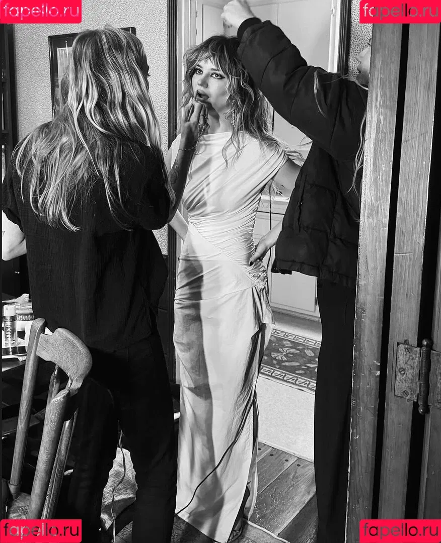 Sophie Thatcher / soapy.t / sophie_thatcher Onlyfans Photo Gallery 