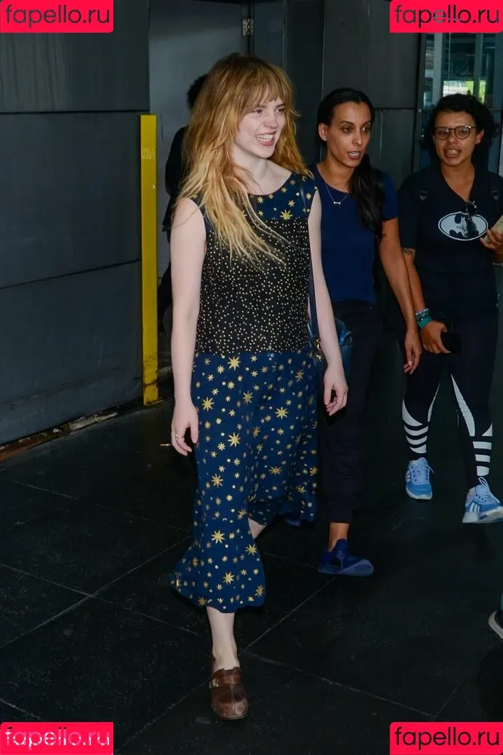 Sophie Thatcher / soapy.t / sophie_thatcher Onlyfans Photo Gallery 