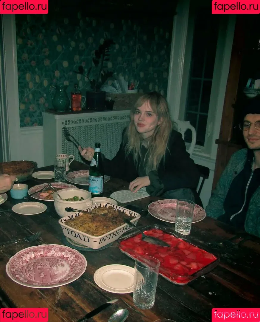 Sophie Thatcher / soapy.t / sophie_thatcher Onlyfans Photo Gallery 