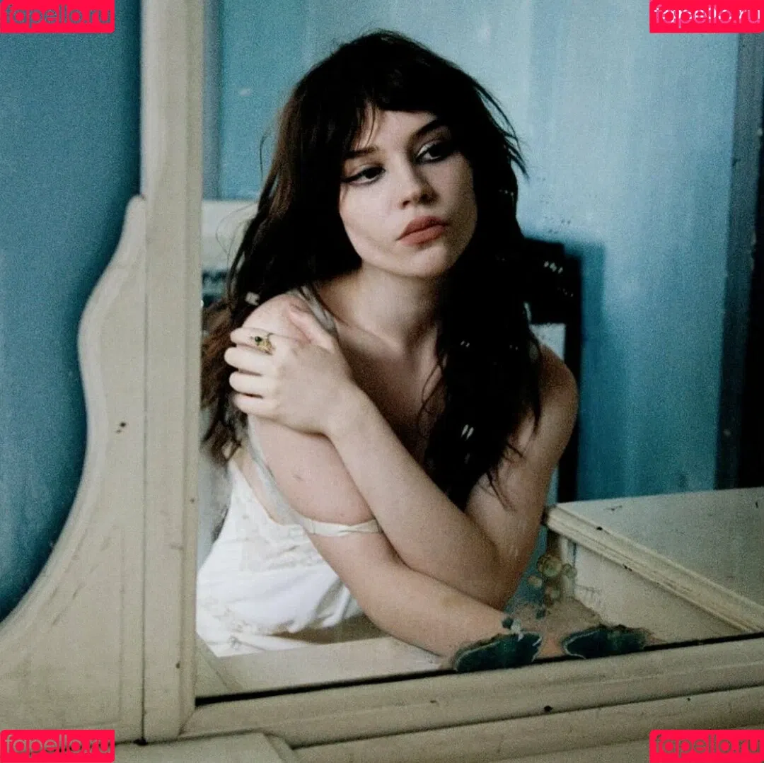 Sophie Thatcher / soapy.t / sophie_thatcher Onlyfans Photo Gallery 