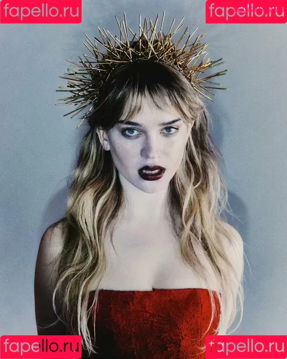 Sophie Thatcher / soapy.t / sophie_thatcher Onlyfans Photo Gallery 