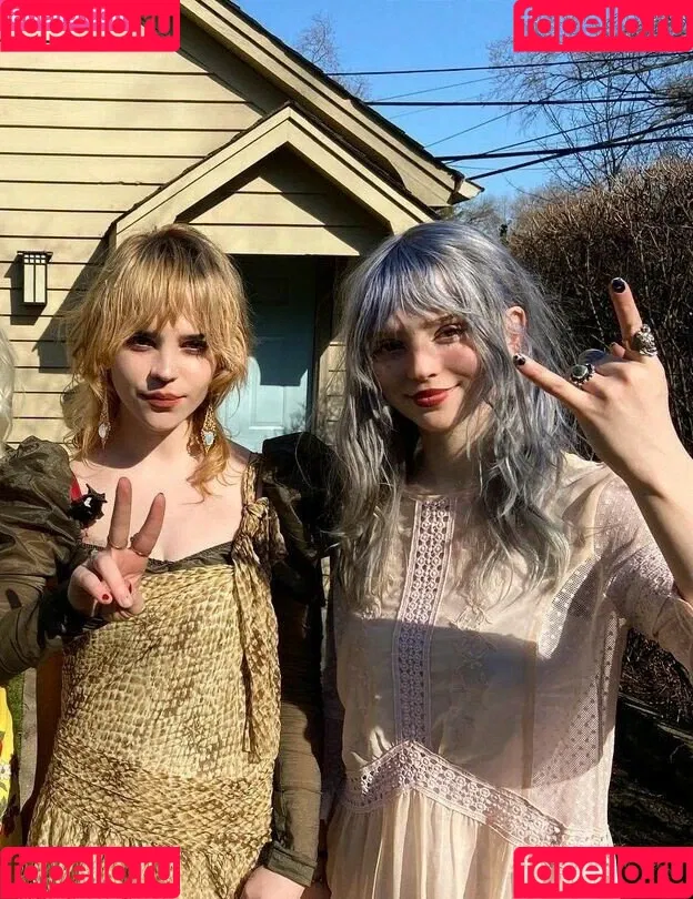 Sophie Thatcher / soapy.t / sophie_thatcher Onlyfans Photo Gallery 