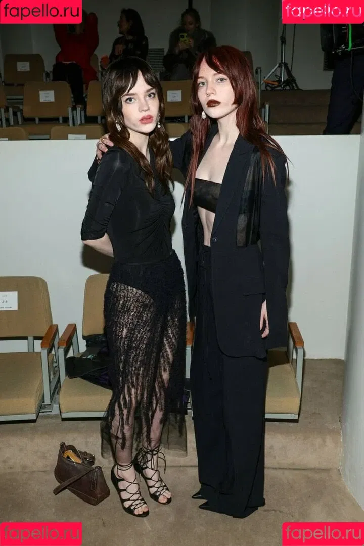 Sophie Thatcher / soapy.t / sophie_thatcher Onlyfans Photo Gallery 