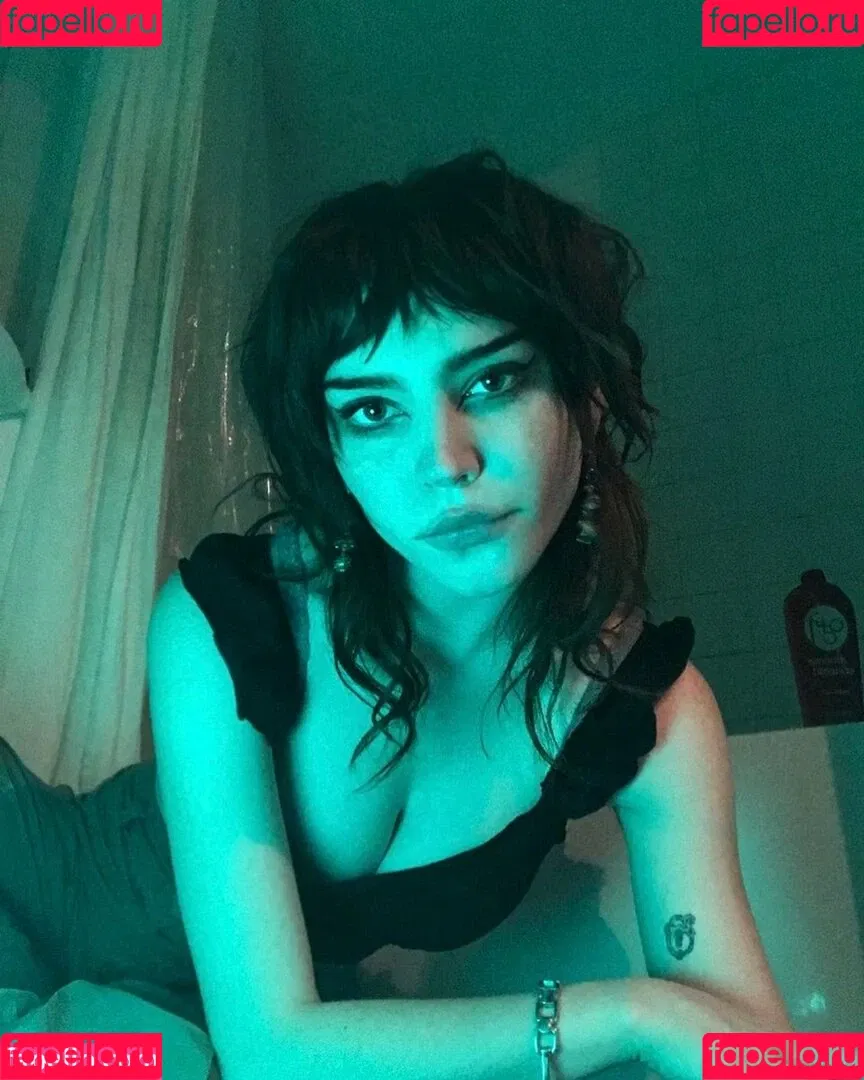 Sophie Thatcher / soapy.t / sophie_thatcher Onlyfans Photo Gallery 