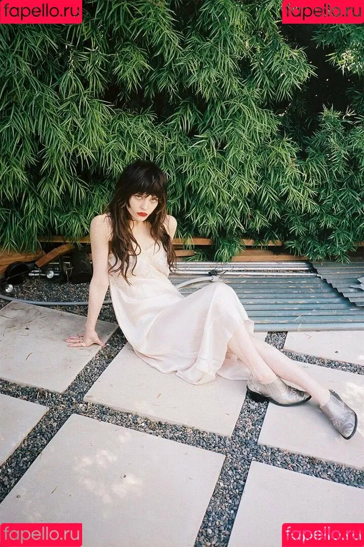 Sophie Thatcher / soapy.t / sophie_thatcher Onlyfans Photo Gallery 