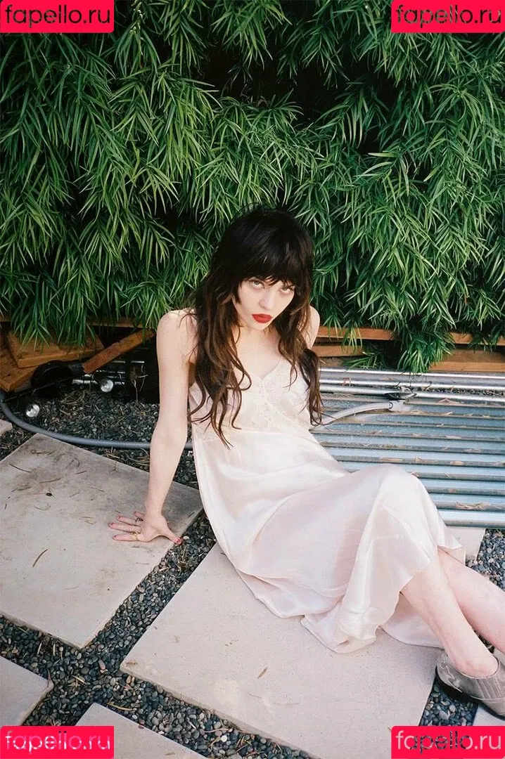 Sophie Thatcher / soapy.t / sophie_thatcher Onlyfans Photo Gallery 