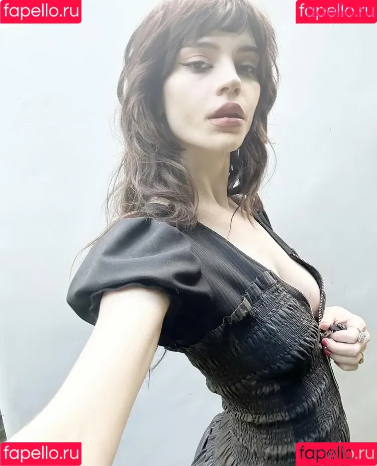 Sophie Thatcher / soapy.t / sophie_thatcher Onlyfans Photo Gallery 