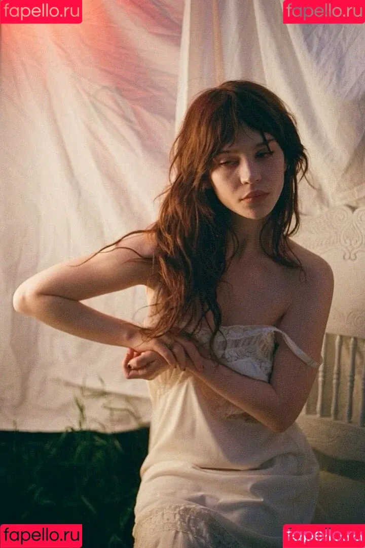 Sophie Thatcher / soapy.t / sophie_thatcher Onlyfans Photo Gallery 