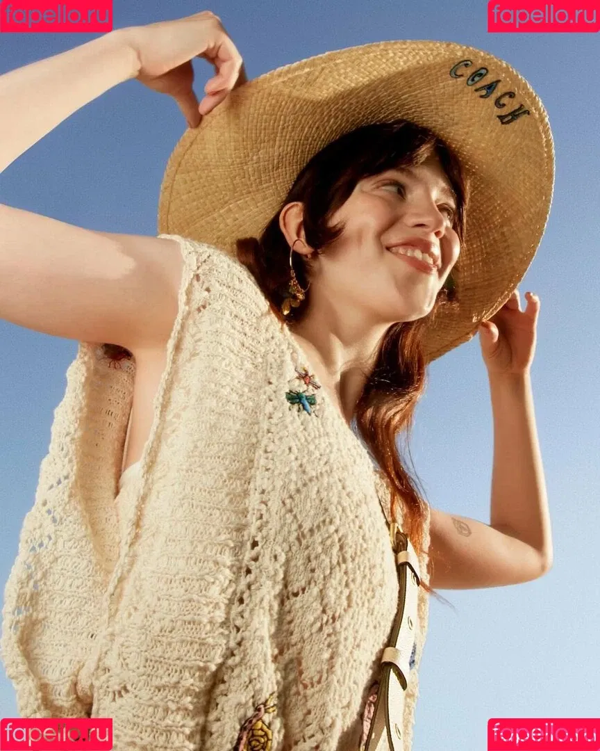 Sophie Thatcher / soapy.t / sophie_thatcher Onlyfans Photo Gallery 