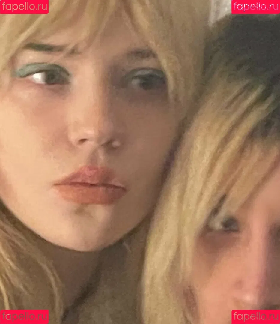 Sophie Thatcher / soapy.t / sophie_thatcher Onlyfans Photo Gallery 