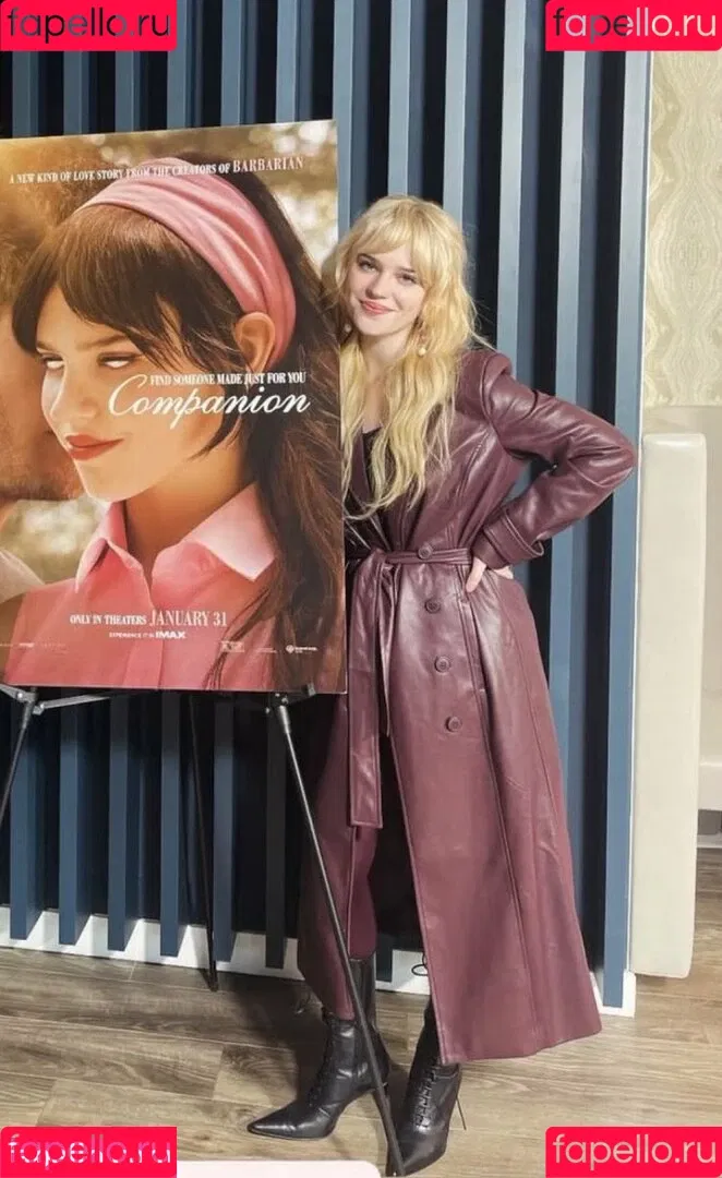 Sophie Thatcher / soapy.t / sophie_thatcher Onlyfans Photo Gallery 