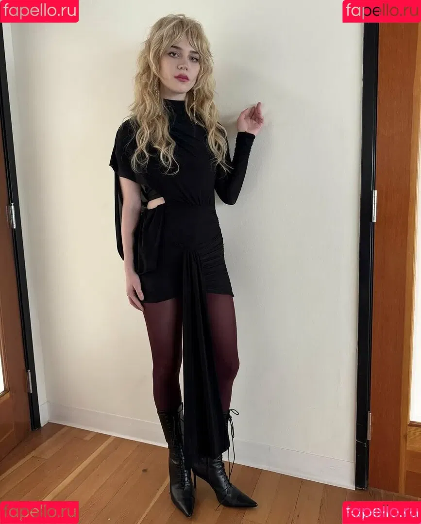 Sophie Thatcher / soapy.t / sophie_thatcher Onlyfans Photo Gallery 