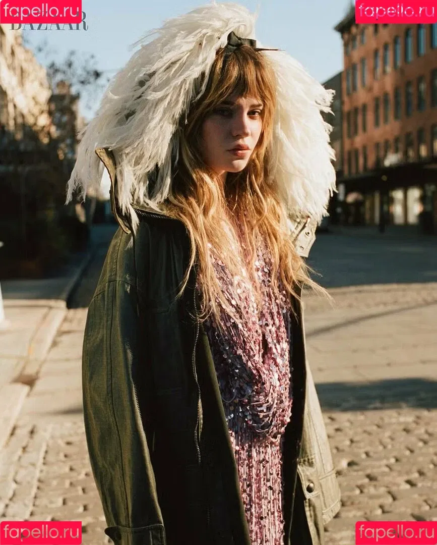 Sophie Thatcher / soapy.t / sophie_thatcher Onlyfans Photo Gallery 