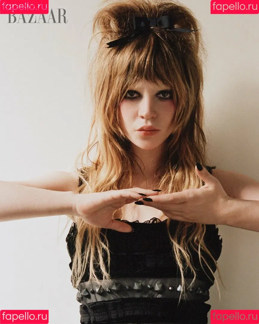 Sophie Thatcher / soapy.t / sophie_thatcher Onlyfans Photo Gallery 