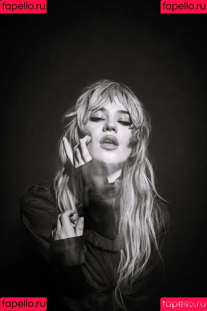 Sophie Thatcher / soapy.t / sophie_thatcher Onlyfans Photo Gallery 