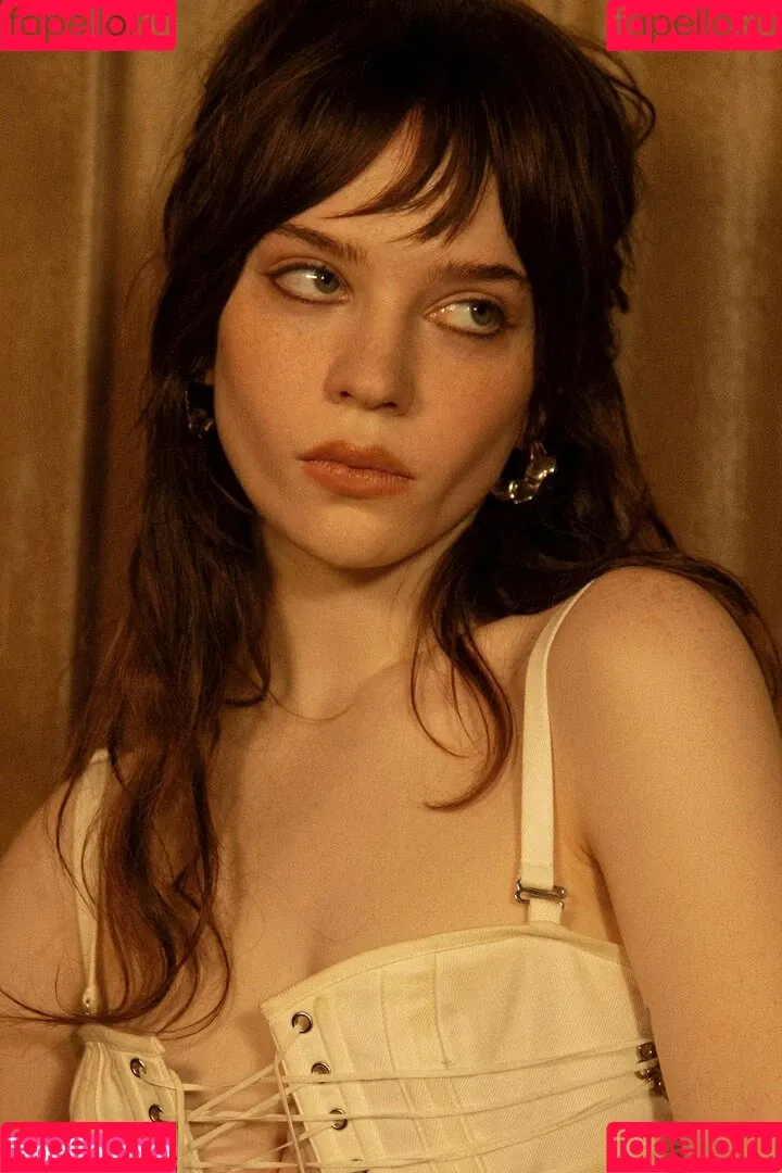 Sophie Thatcher / soapy.t / sophie_thatcher Onlyfans Photo Gallery 