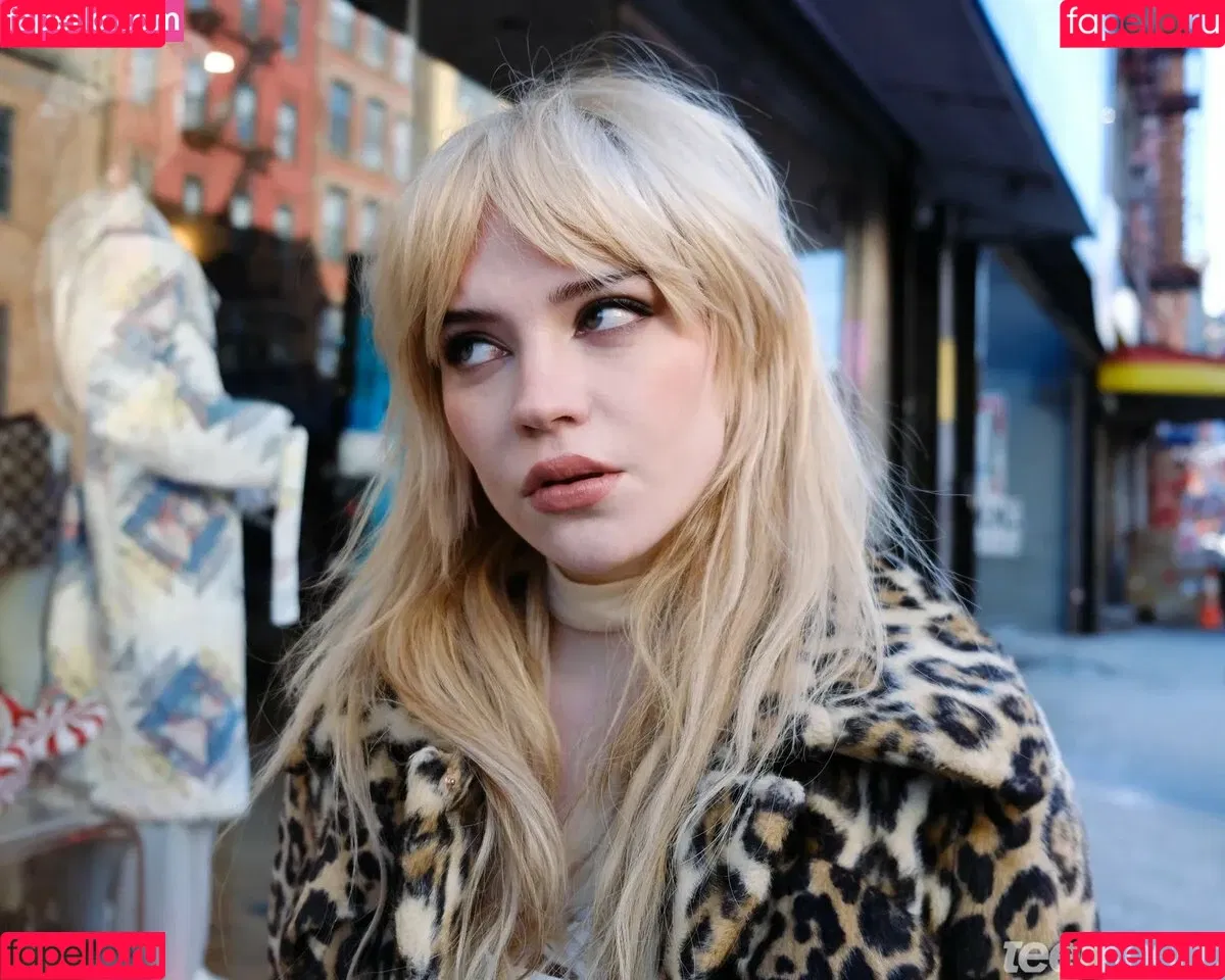 Sophie Thatcher / soapy.t / sophie_thatcher Onlyfans Photo Gallery 