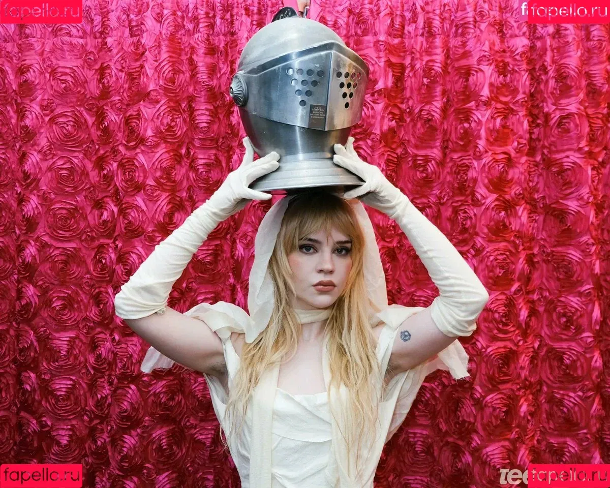 Sophie Thatcher / soapy.t / sophie_thatcher Onlyfans Photo Gallery 