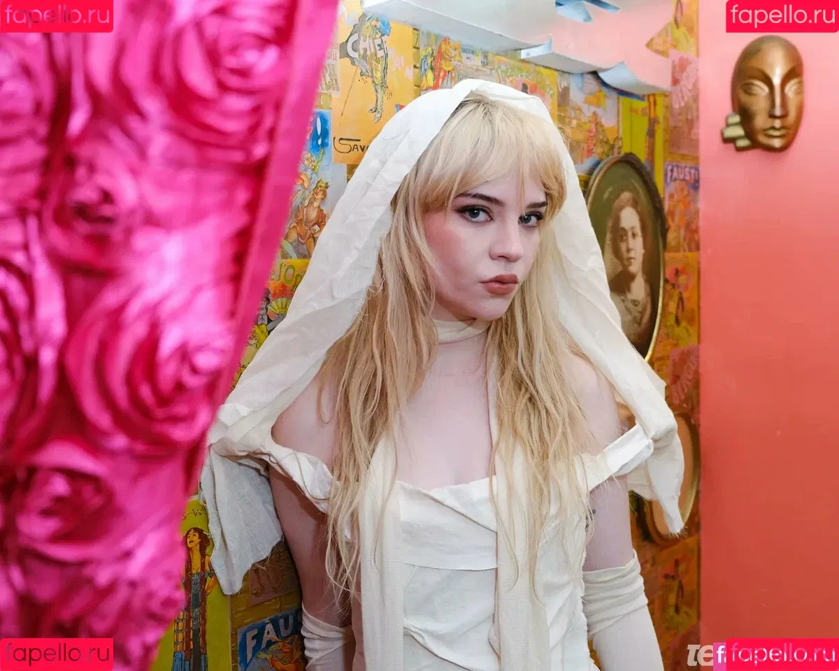 Sophie Thatcher / soapy.t / sophie_thatcher Onlyfans Photo Gallery 