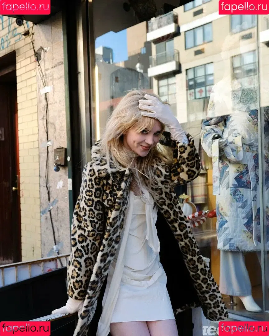 Sophie Thatcher / soapy.t / sophie_thatcher Onlyfans Photo Gallery 