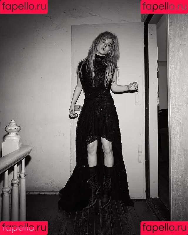 Sophie Thatcher / soapy.t / sophie_thatcher Onlyfans Photo Gallery 