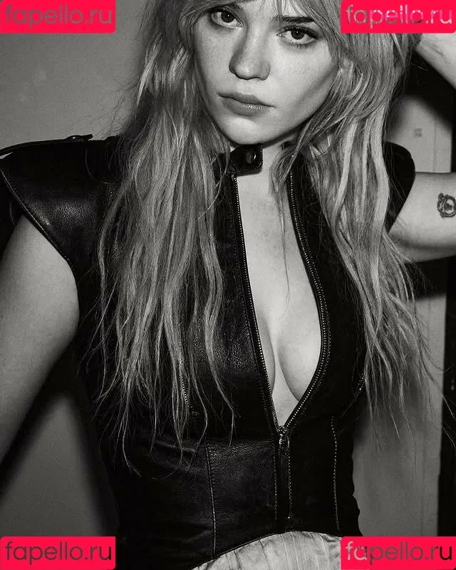 Sophie Thatcher / soapy.t / sophie_thatcher Onlyfans Photo Gallery 