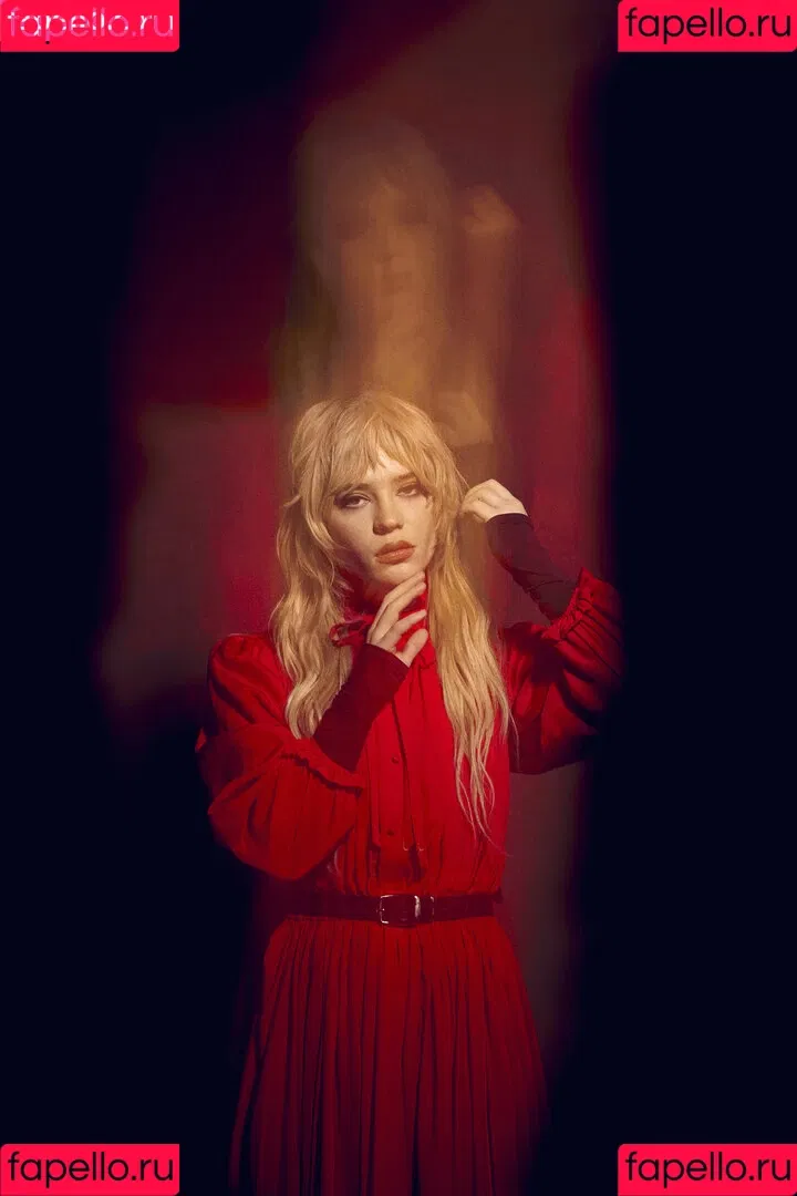 Sophie Thatcher / soapy.t / sophie_thatcher Onlyfans Photo Gallery 