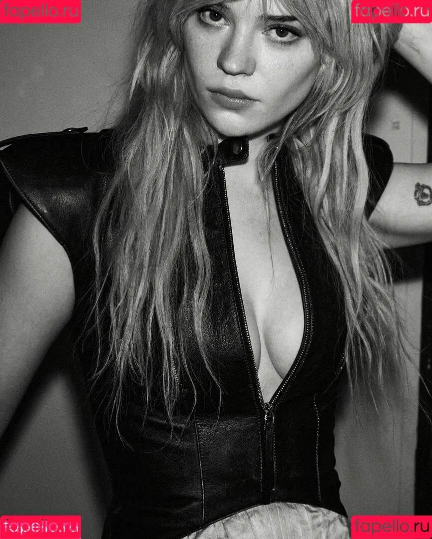 Sophie Thatcher / soapy.t / sophie_thatcher Onlyfans Photo Gallery 