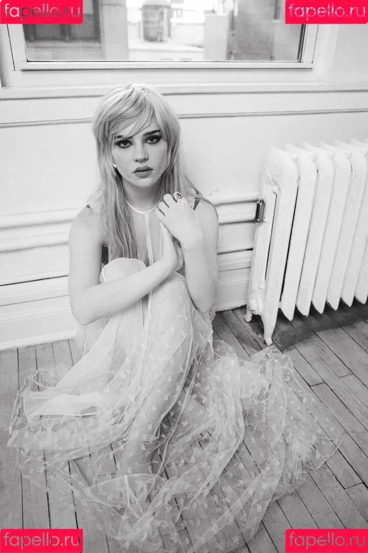 Sophie Thatcher / soapy.t / sophie_thatcher Onlyfans Photo Gallery 