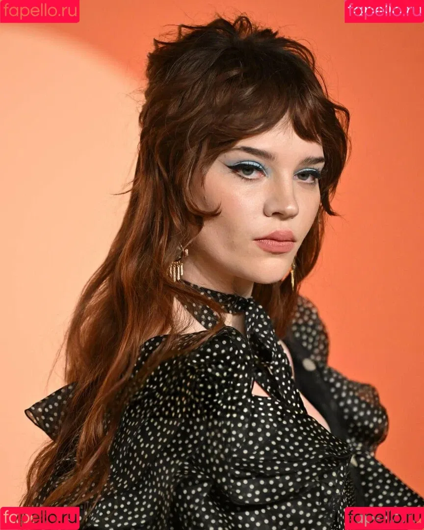 Sophie Thatcher / soapy.t / sophie_thatcher Onlyfans Photo Gallery 