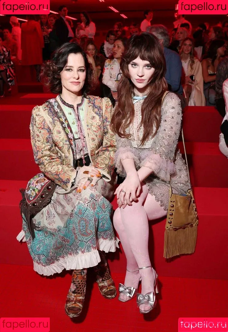 Sophie Thatcher / soapy.t / sophie_thatcher Onlyfans Photo Gallery 