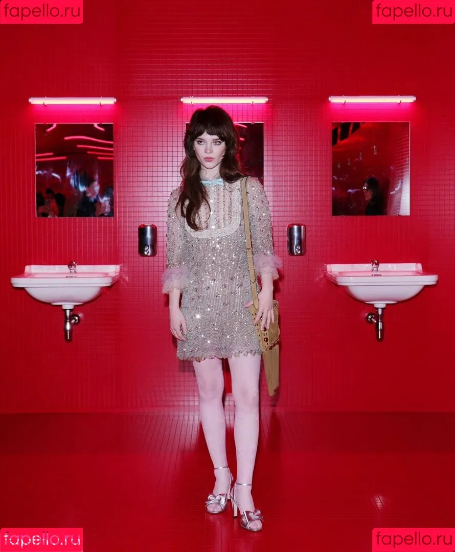 Sophie Thatcher / soapy.t / sophie_thatcher Onlyfans Photo Gallery 