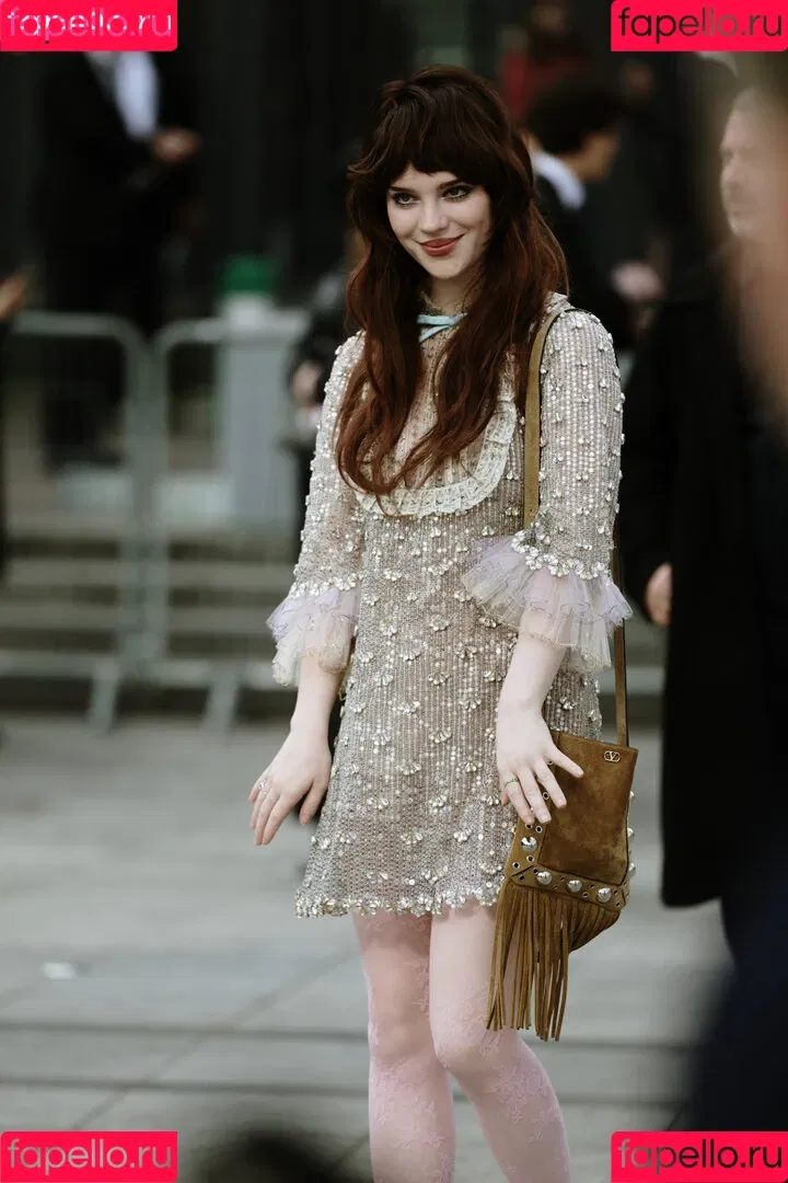 Sophie Thatcher / soapy.t / sophie_thatcher Onlyfans Photo Gallery 