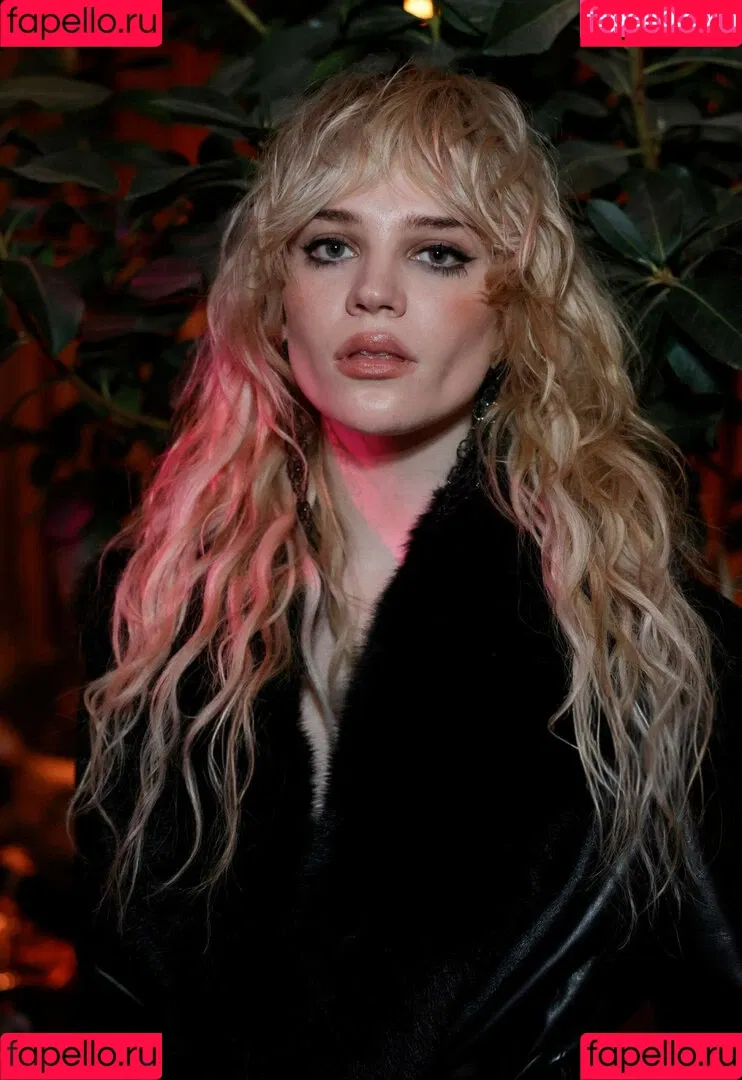 Sophie Thatcher / soapy.t / sophie_thatcher Onlyfans Photo Gallery 