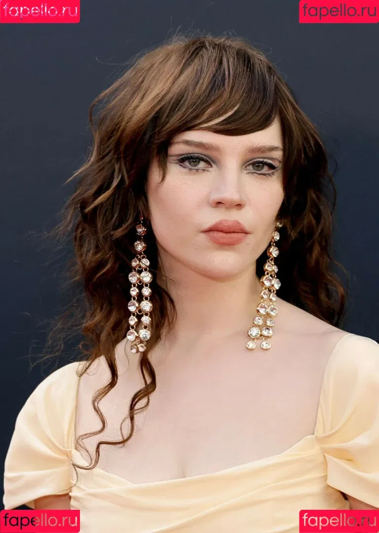 Sophie Thatcher / soapy.t / sophie_thatcher Onlyfans Photo Gallery 